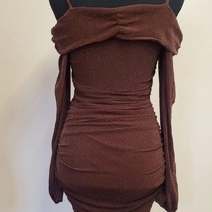 can be worn on shoulder and off the shoulder
